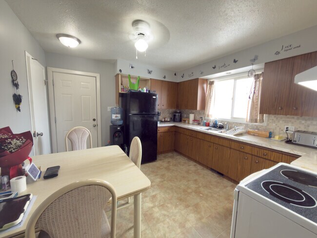 Photo - 4421-4449 49 Ave