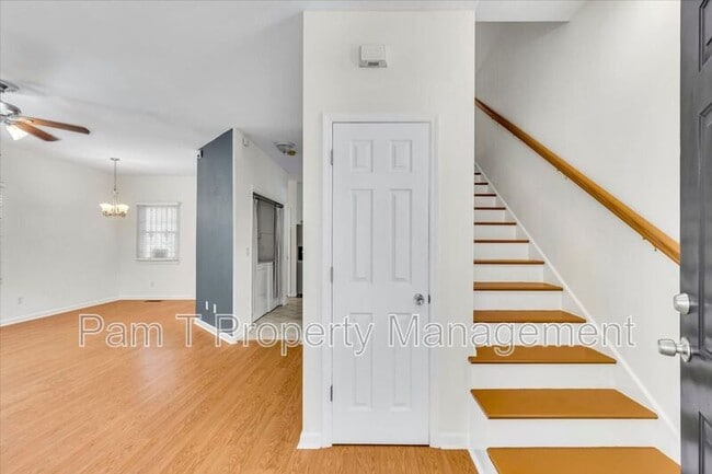 Photo - 635 E Henry St