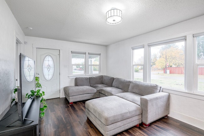 Photo - 117 Mosman Ave SW