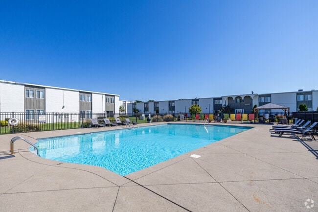 Pool - Royal Arms of Green Hills