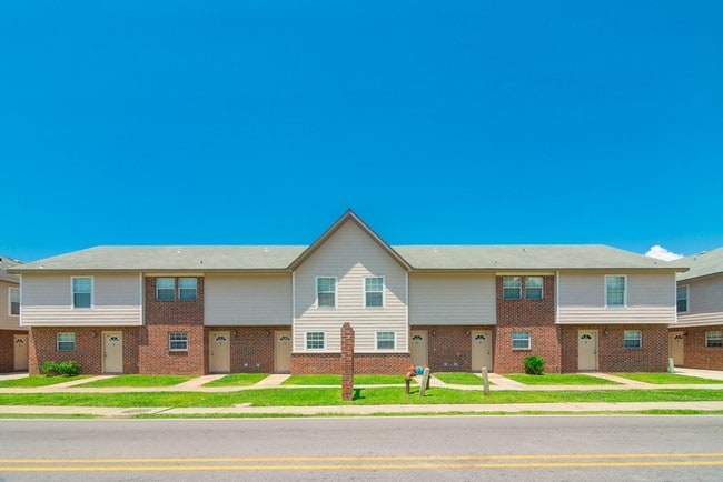 Williamsburg Square Apartments in Pascagoula, MS - Williamsburg Square