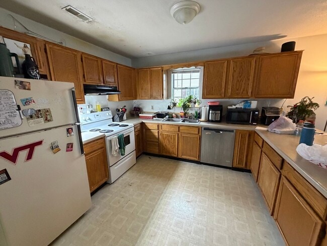 Photo - 4 Bedroom, 2.5 Bathroom Townhouse in the heart of Blacksburg