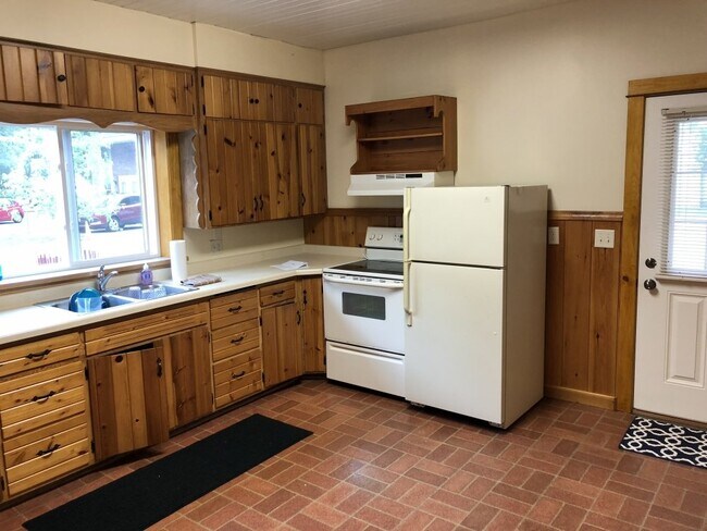 Great 4 Bed 3 Bath! Available June 1st