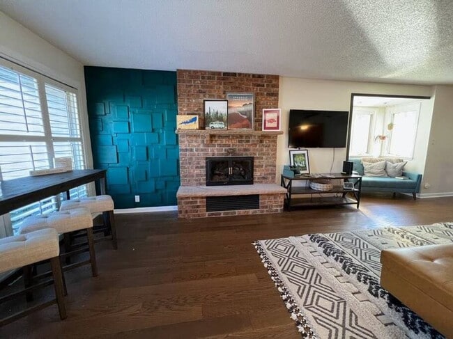 Building Photo - Charming townhome in HSV