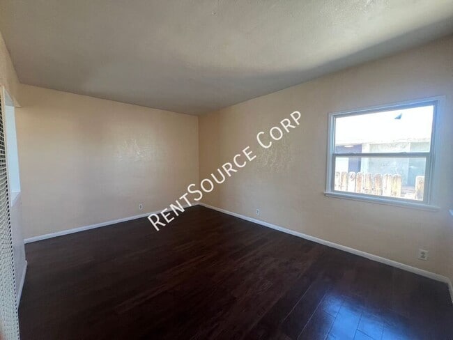 Photo - 920 Flora St