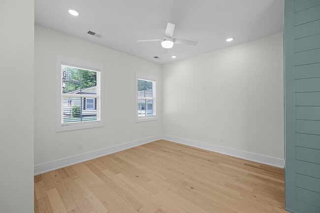 Photo - 136 McCowat St