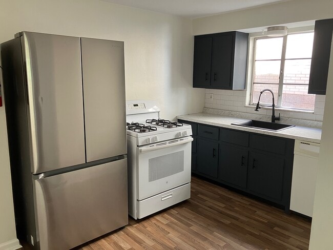 Building Photo - 735 Center Ave Unit 1