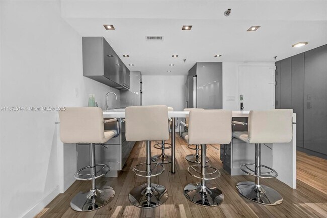 Photo - 2625 Collins Ave Unit 318