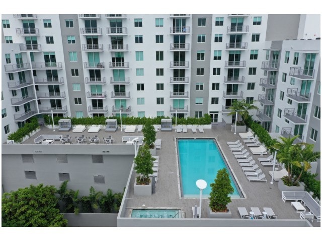 Piscina con terraza - Brickell West City Rentals