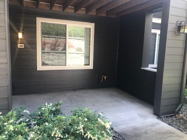 Building Photo - GROUND LEVEL 1 BR, 1 BA WHEEL CHAIR ACCESSIBLE UNIT!