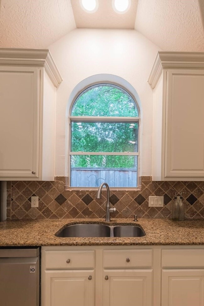 Photo - 6 Avenswood Pl