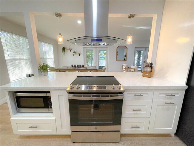 Photo - 833 NW 30th St