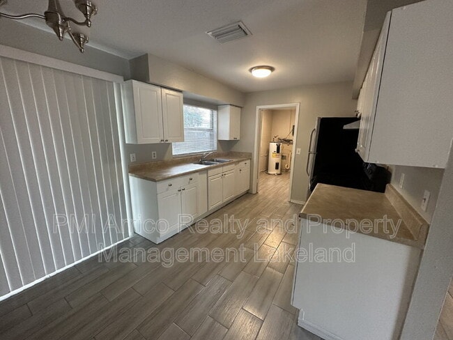 Photo - 651 Duncan Cir W