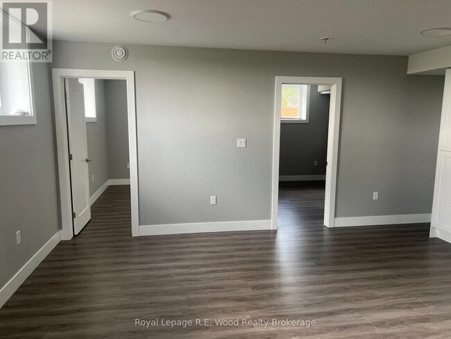 Photo - 335 John St S