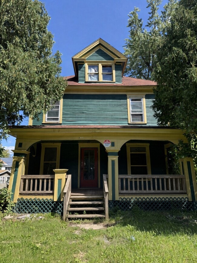Building Photo - 703 Valley Dr