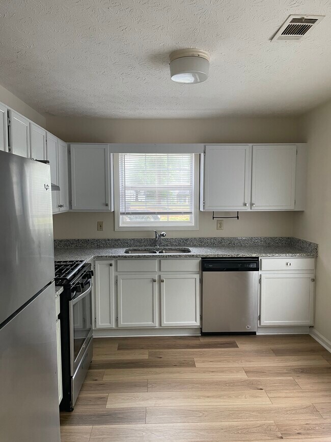 Kitchen - 407 Leslie Ct