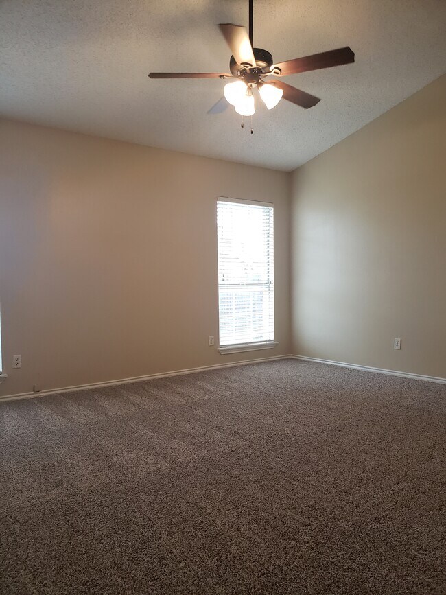 Photo - 2212 Carriage Hill