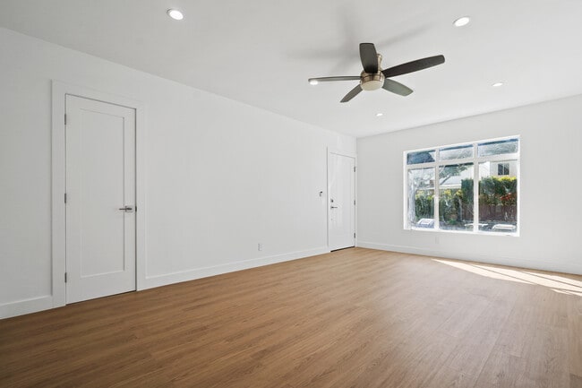 Photo - 920 Marine St