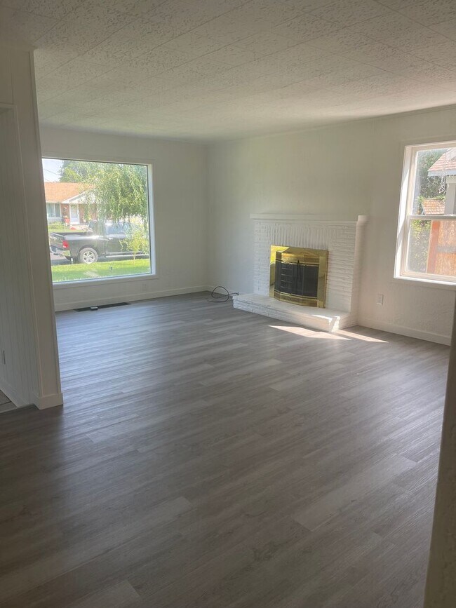 Photo - Spacious 4-Bedroom Home with Fireplace, Covered Patio & Detached Garage in Pasco