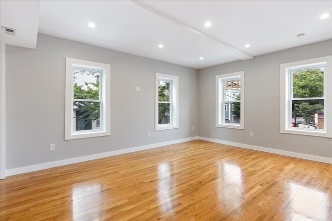 Photo - 151 Clark St