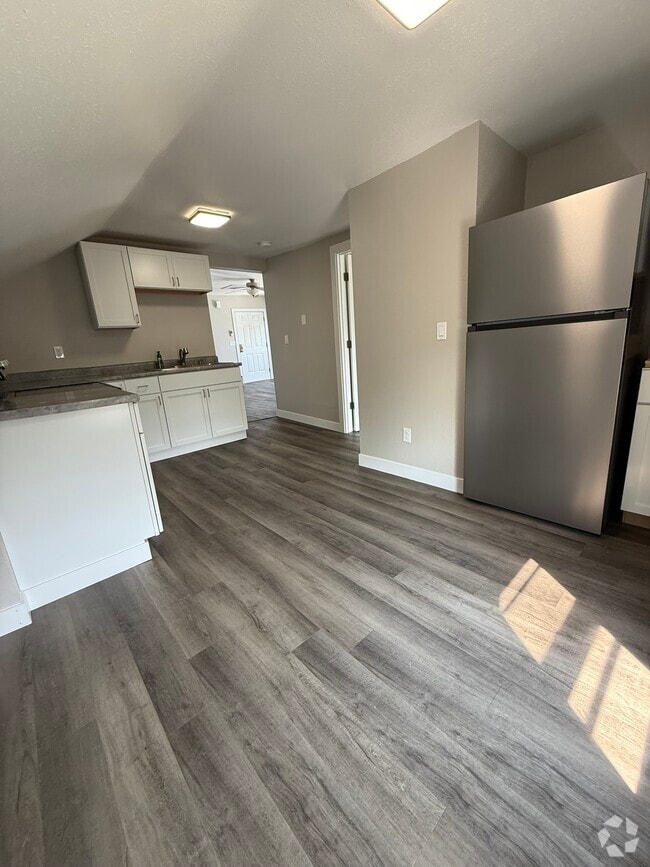Building Photo - 1140 High Ave Unit Upper Rental