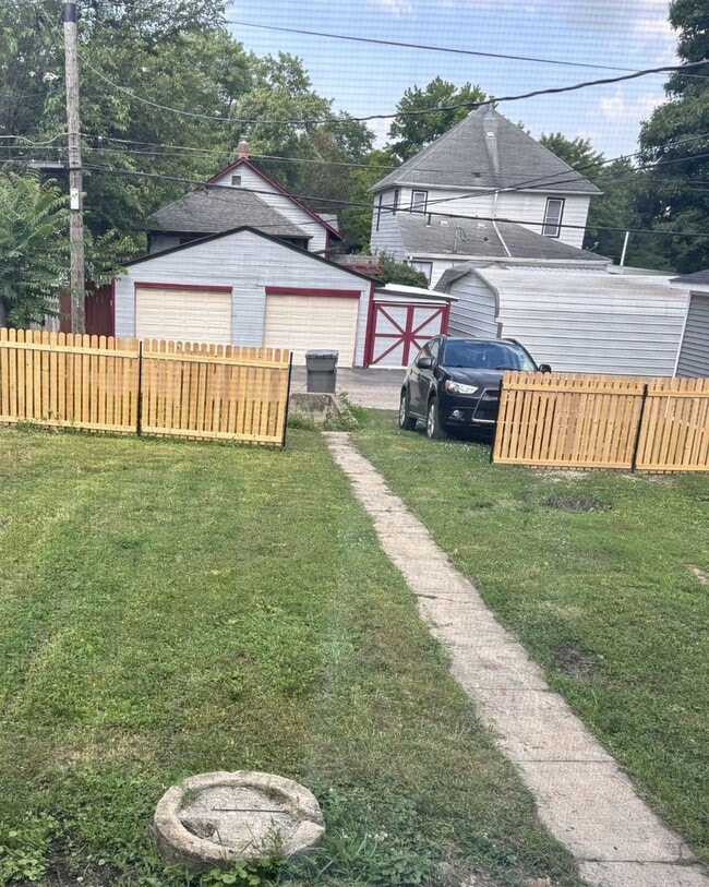 Photo - 2145 Singleton St