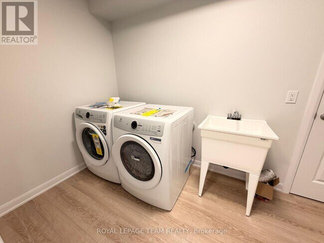 Photo - 284 Bankside Wy