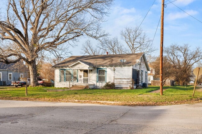 Photo - 211 E Navasota St