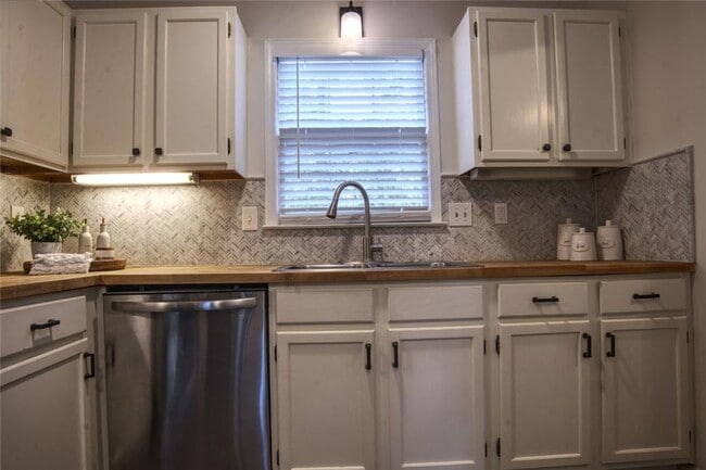 Photo - 587 Wedgewood Dr