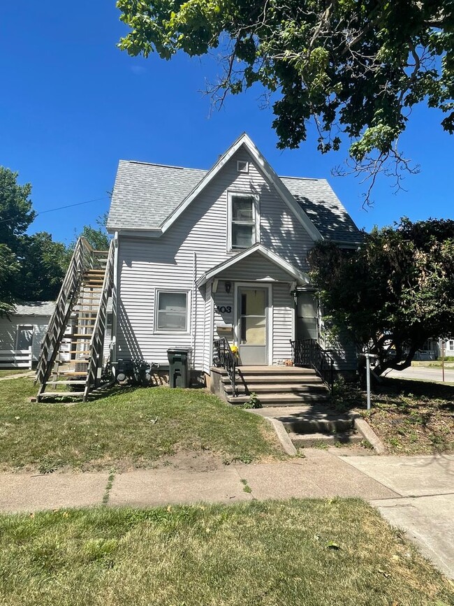 Building Photo - 2 Bedroom, 1 Bathroom apartment in great CF location!