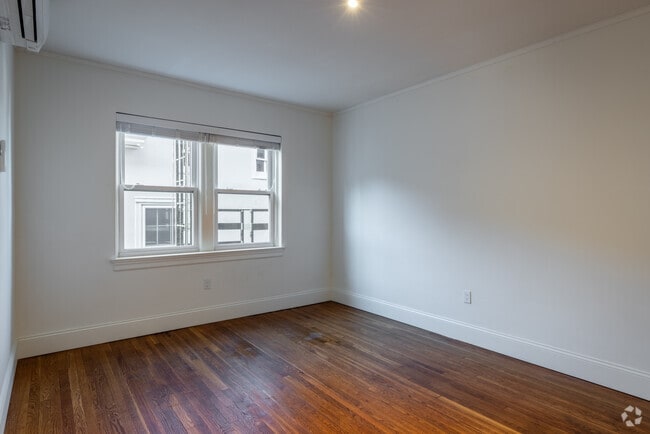 1BR, 1BA - 600SF - 172 Nassau St
