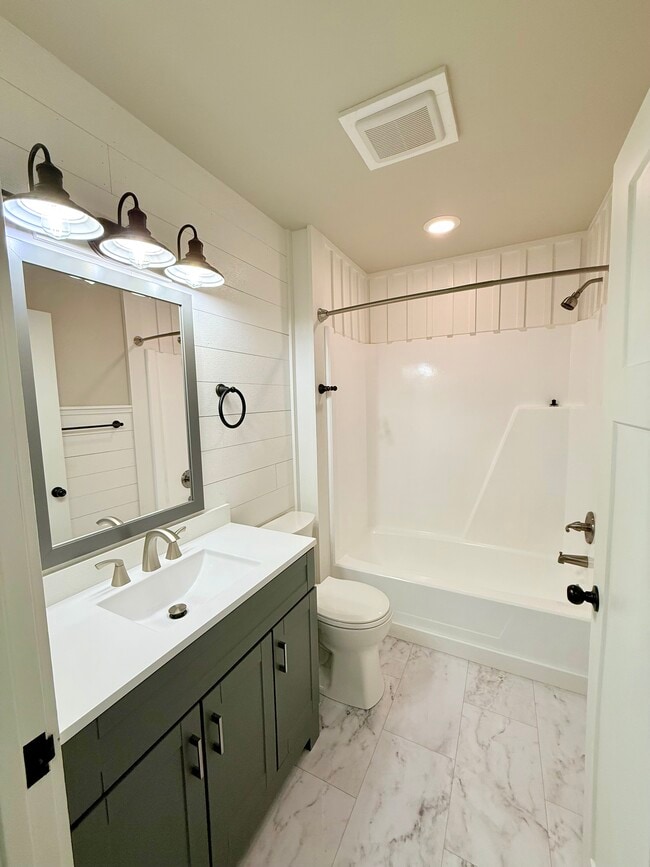 GORGEOUS FARMHOUSE INSPIRED BATHROOM - 209 Roe St