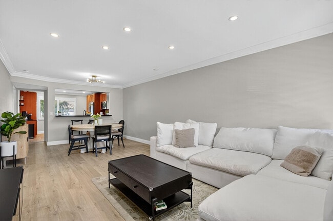 Building Photo - 55 SE 14th St Unit 211