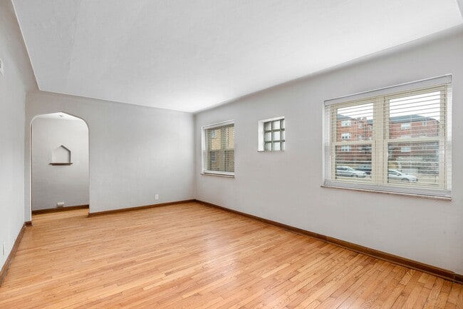 Building Photo - 5823 Lindenwood Ave Unit 5823-1E