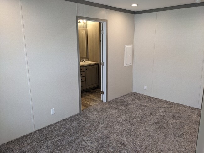 Photo - 10340 Midland Rd