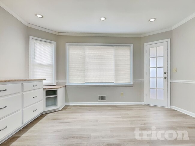 Photo - 2101 Amherst Trail SE