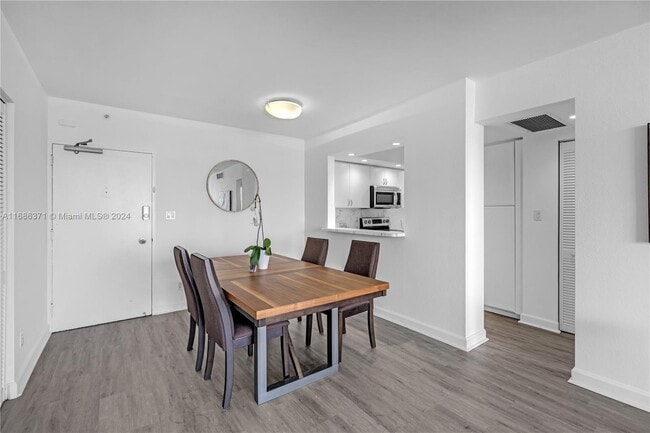 Photo - 5600 Collins Ave
