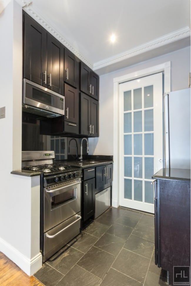 Photo - Avail; May 1 Upper Carnegie Hill adj/E. Harlem, Close to E.96th Q: E 100th St btw 2nd/1st Ave 4BR... Unidad 1B