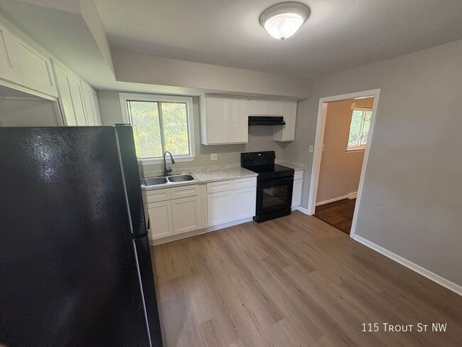 Photo - 115 Trout St NW