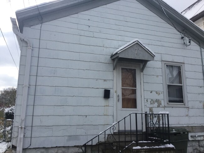 Building Photo - 1116 W Washington St Unit A-rear cottage