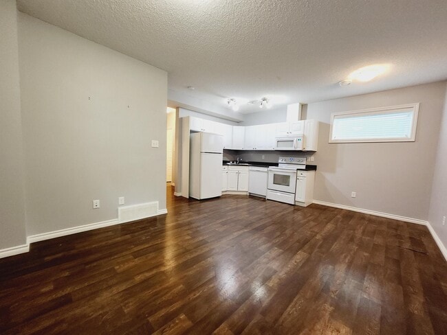 Photo - 21912-21990 90 Ave NW