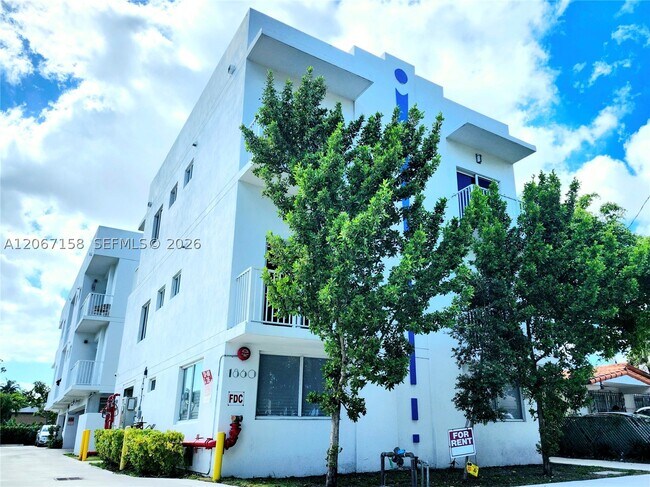 Building Photo - 1860 NW 24th Ct Unit 302