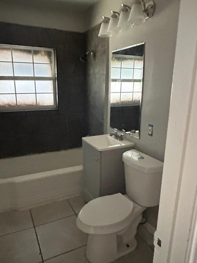 Photo - 607 W Dallas St