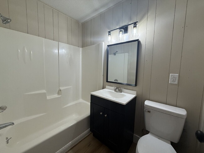 Photo - Renovated 1-bedroom, 1-bath apartment feat... Unidad 11