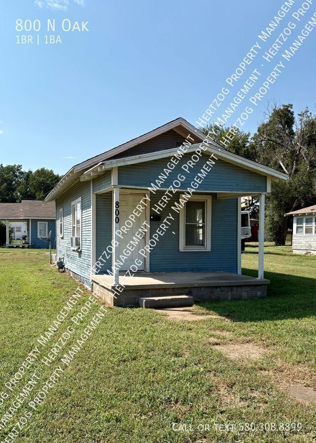 800 N Oak St