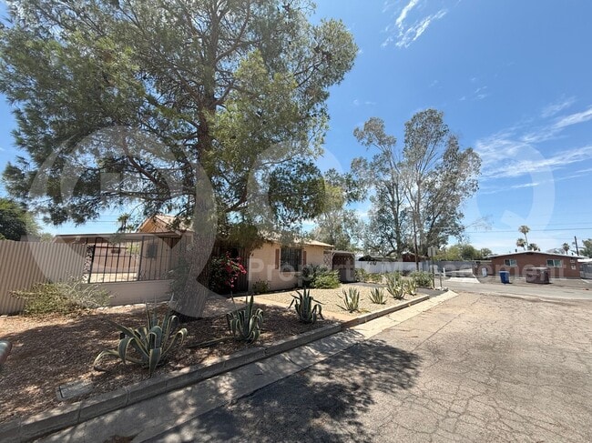 Building Photo - 4602 E Calle Corta