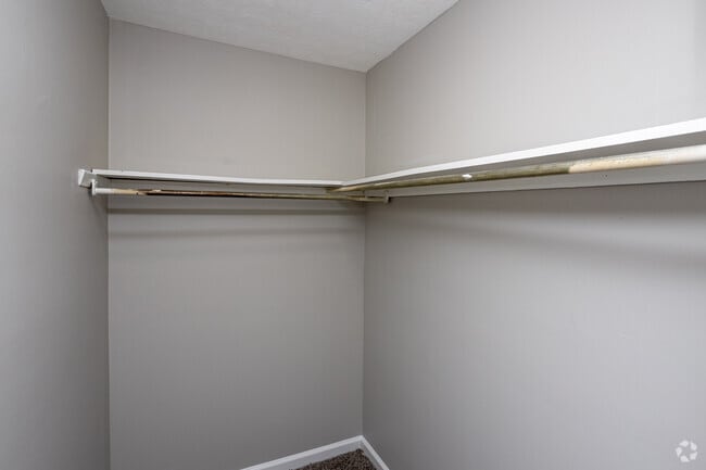 2BR, 1BA - 945 SF - Walk In Closet