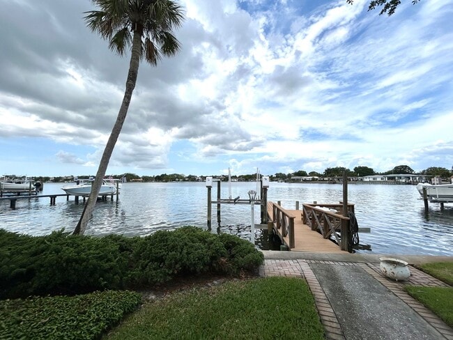 Building Photo - Classic waterfront Snell Isle Estates 3 Be... Rental