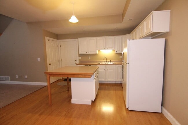 Photo - Beautifully Renovated Large 4 bedroom Dupl...