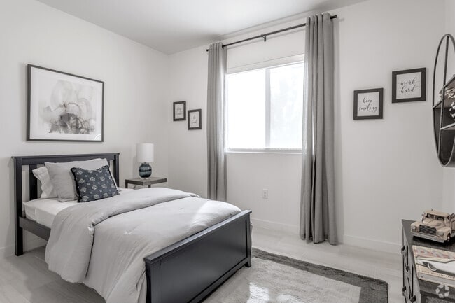 2BR, 2BA - 790SF